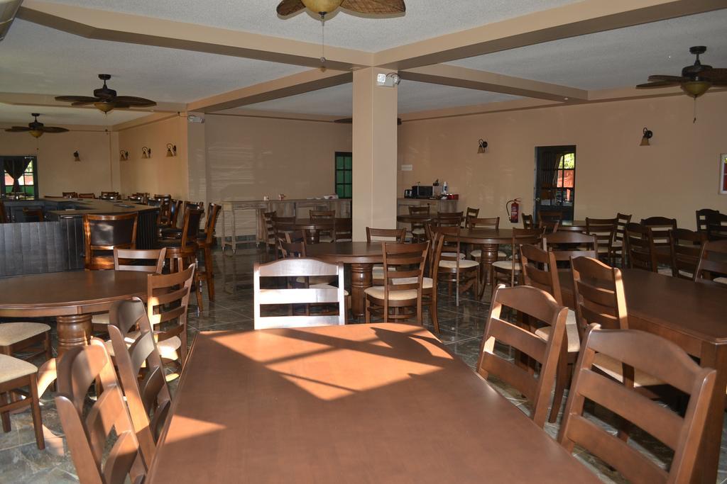 Montecristo Inn Piarco Exterior foto